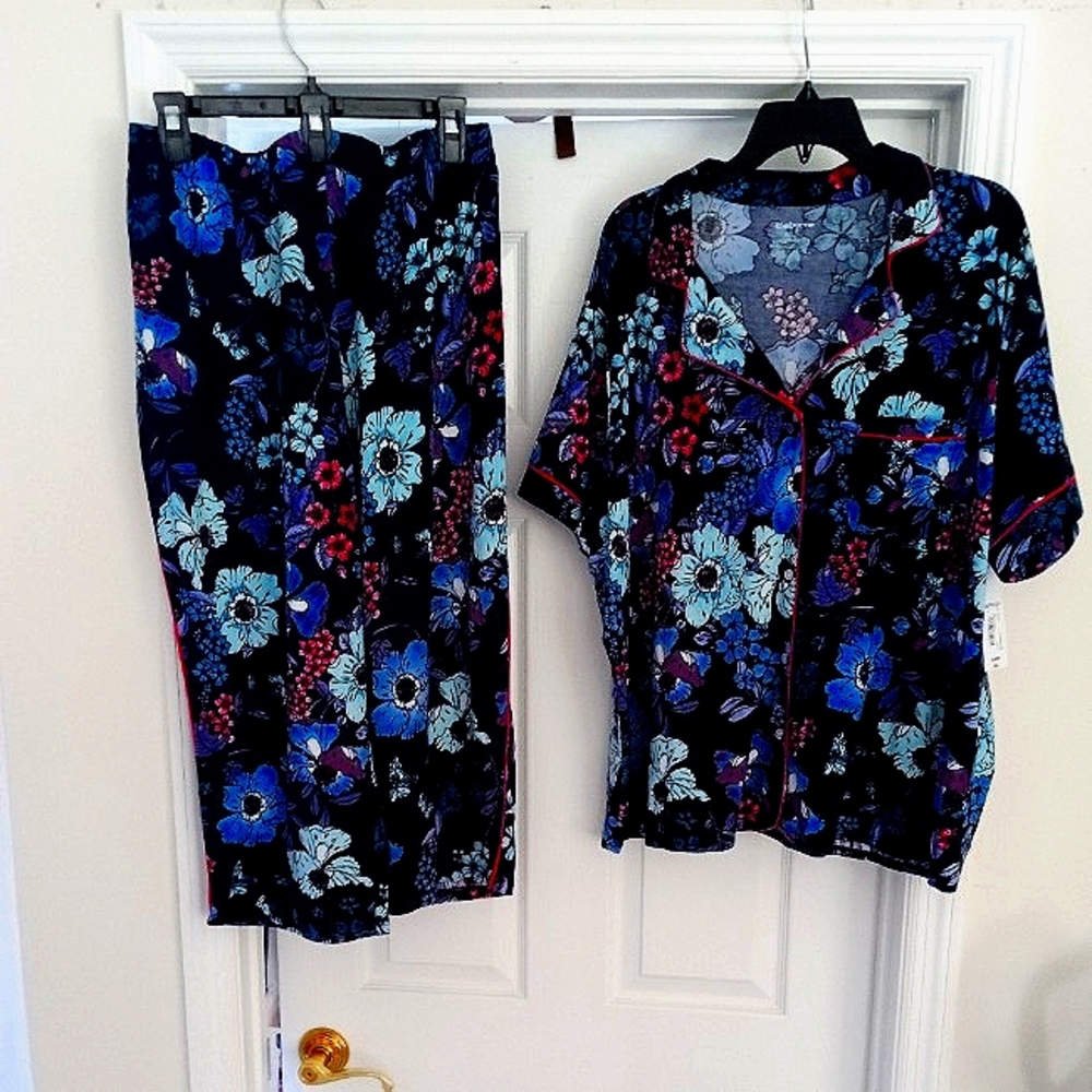 Beautiful floral print pattern Liz Claiborne 2 piece pajamas.